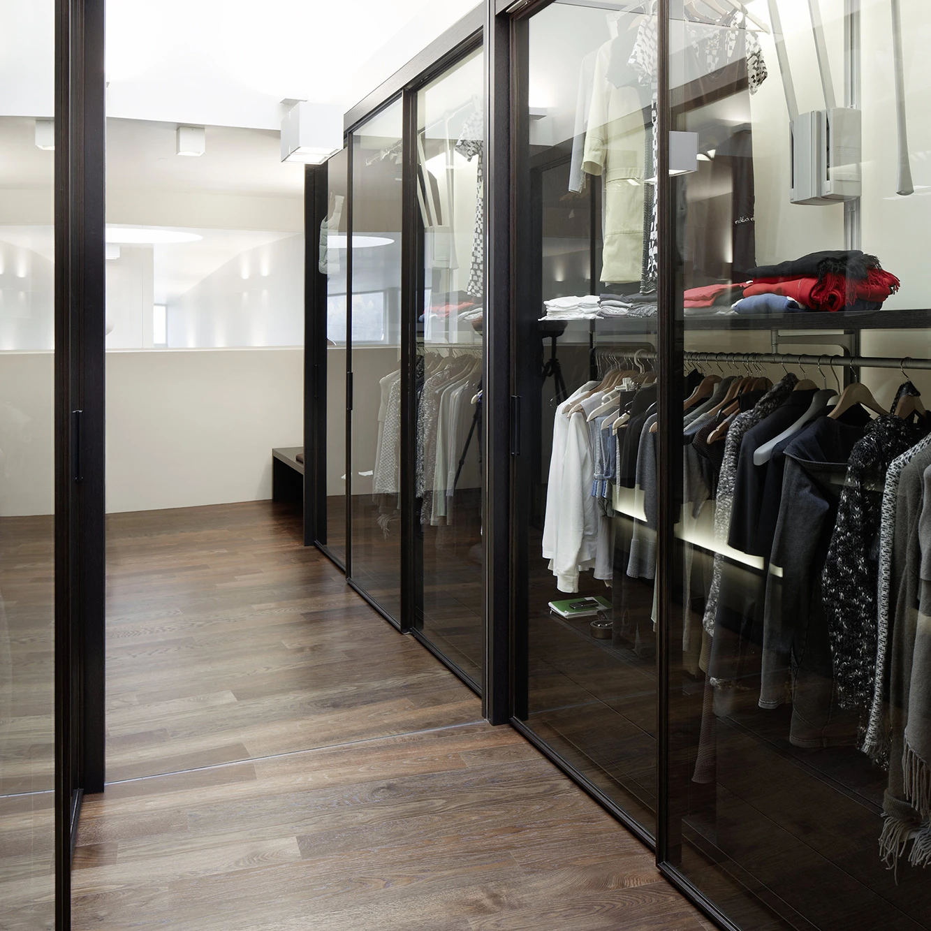 Porro, image:contract_immagini - Porro Spa - 带拉式滑动衣柜的线性和优雅 — 维也纳(奥地利)