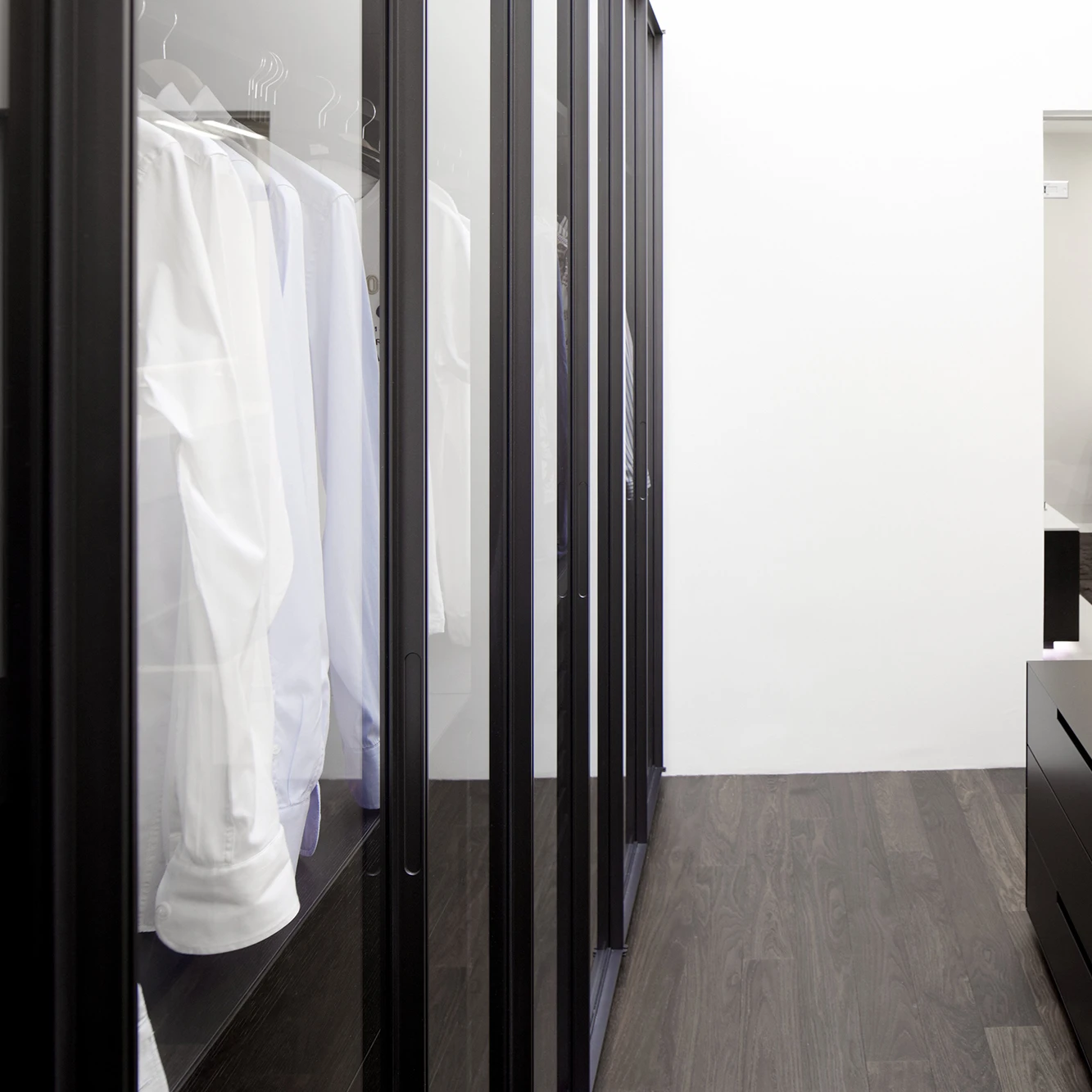 Porro, image:contract_immagini - Porro Spa - 带拉式滑动衣柜的线性和优雅 — 维也纳(奥地利)