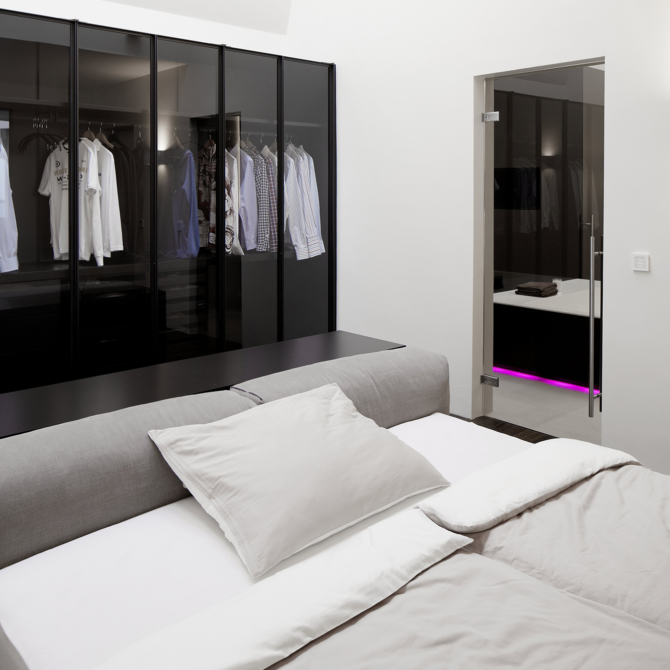Porro, image:contract_immagini - Porro Spa - Linearity and elegance with Pull-out sliding wardrobe - Wien (Austria)