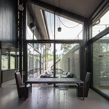 Porro, image:contract_immagini - Porro Spa - The Ferro table for a dining room immersed in the landscape