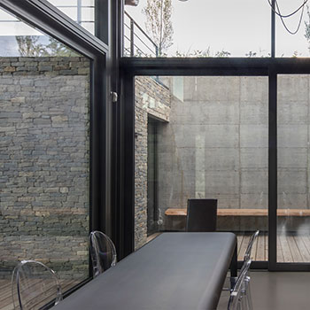Porro, image:contract_immagini - Porro Spa - Il tavolo Ferro per una sala da pranzo immersa nel paesaggio