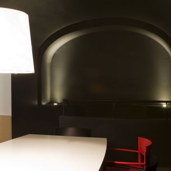 Porro, image:contract_immagini - Porro Spa - Neve Armchairs, Synapsis table, Shadow Light lamps