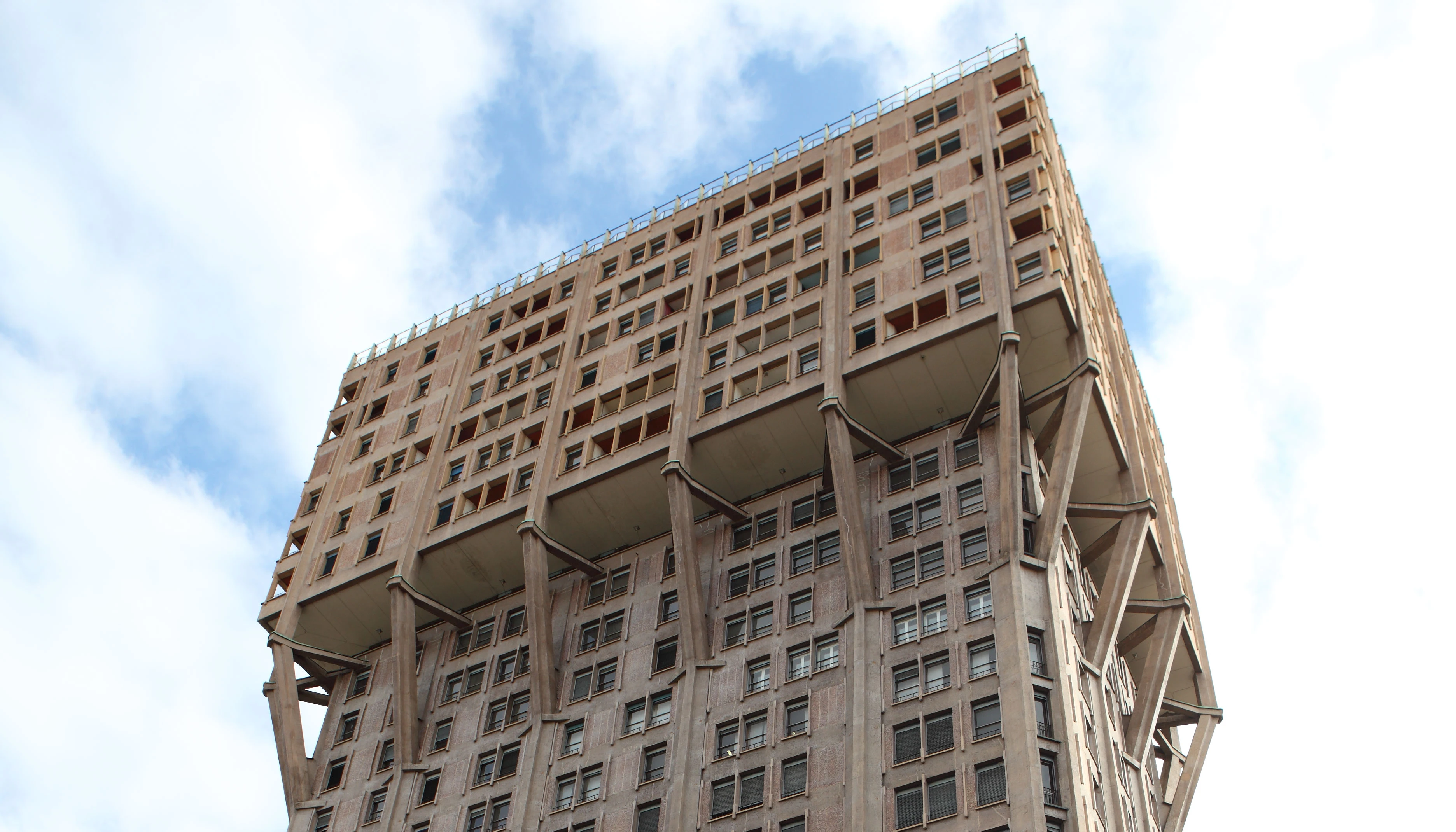 Porro - <p>RESIDENTIAL BUILDINGS: TORRE VELASCA– MILAN (ITALY)</p>