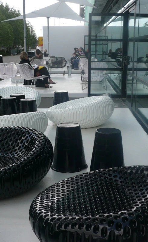 Porro, image:news_immagini - Porro Spa - Truffle armchair furnishes Intramuros Café at Now! design à vivre