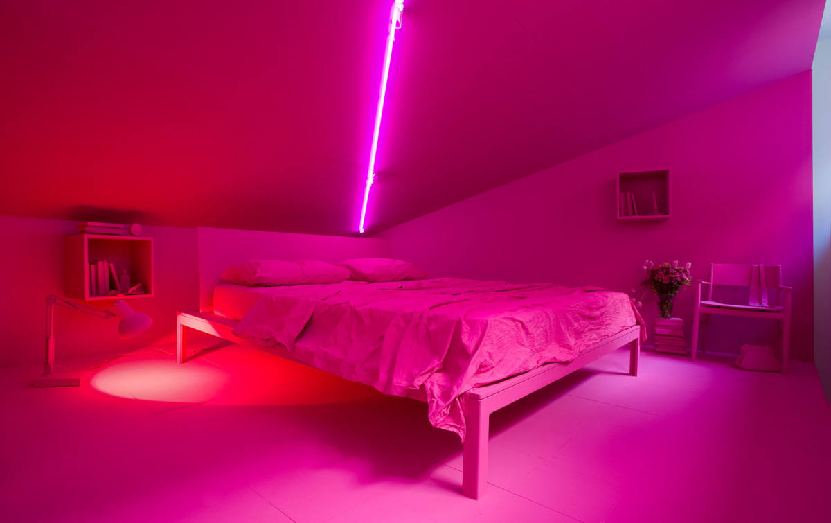 Розовый свет купить. Неоновая комната. Комната с розовой подсветкой. Неоновая подсветка для комнаты. Неоновая подсветка розовая.