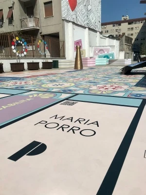 Porro, image:news_immagini - Porro Spa - MARIA PORRO NELL’ISTALLAZIONE “LE ICONE DI MILANO, L’ARTE DI METTERSI IN GIOCO”