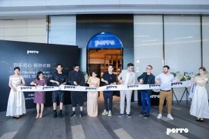 Porro, image:news_immagini - Porro Spa - From the left: Lily He – Yi Zhang – Teng Gu – Maria Porro – Fernando Zhou – Giovanni Porro - Tony Jiang – Giulio Porro