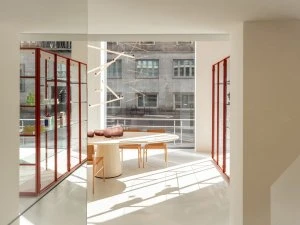 Porro, image:news_immagini - Porro Spa - Ex-Libris rosso antico glass cabinet