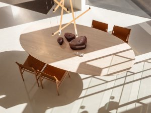 Porro, image:news_immagini - Porro Spa - Materic Ovale table + Voyage chairs